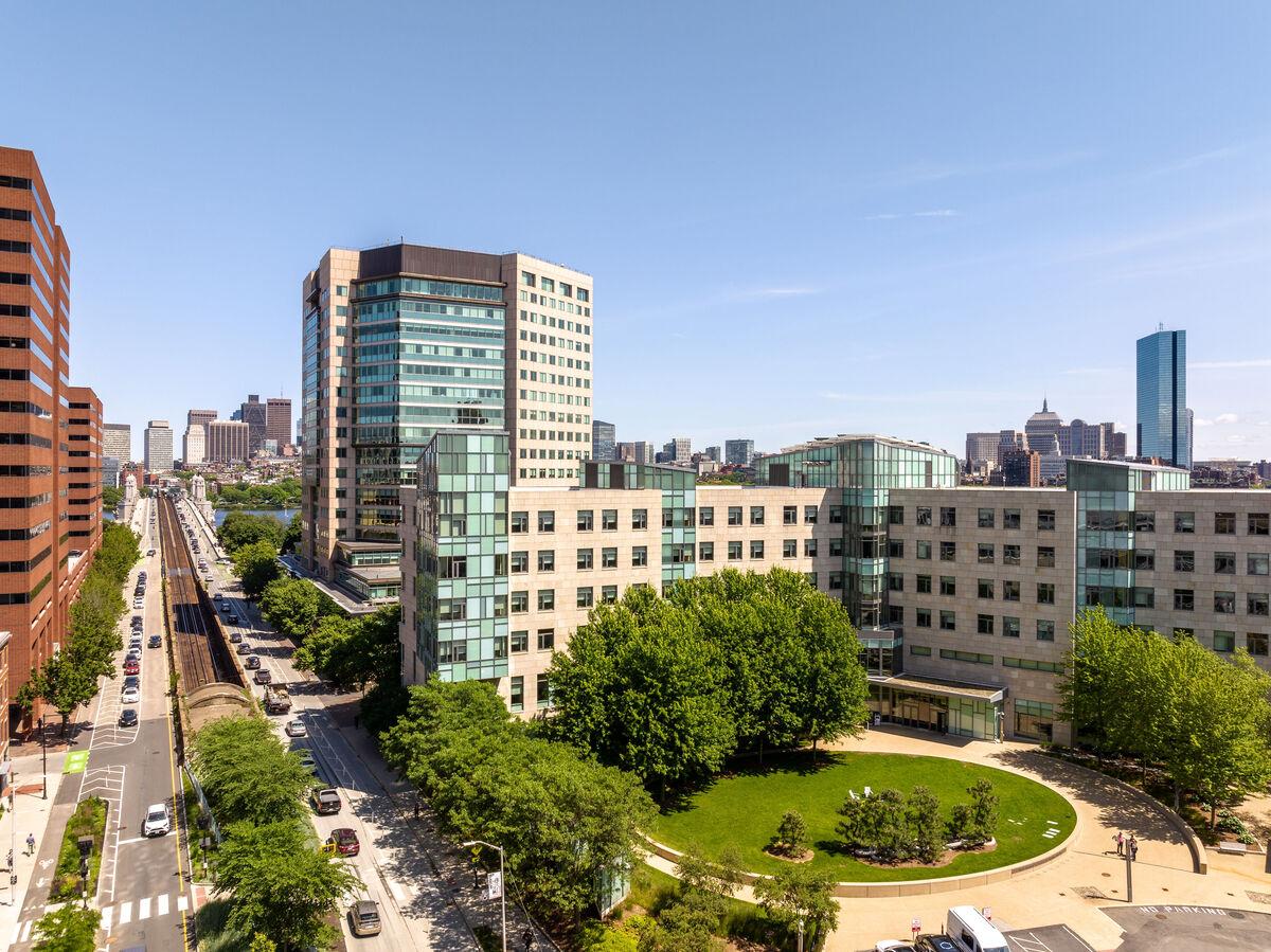 An ariel photo of the front lawn of Sloan School of Management Building E62
